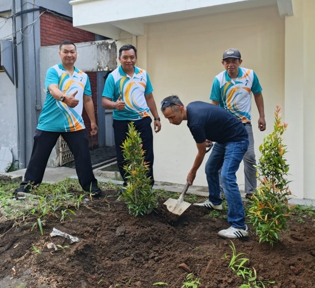 Momentum Hari Bumi 2026, FEB UM Perkuat Komitmen Green Campus melalui Aksi Penghijauan